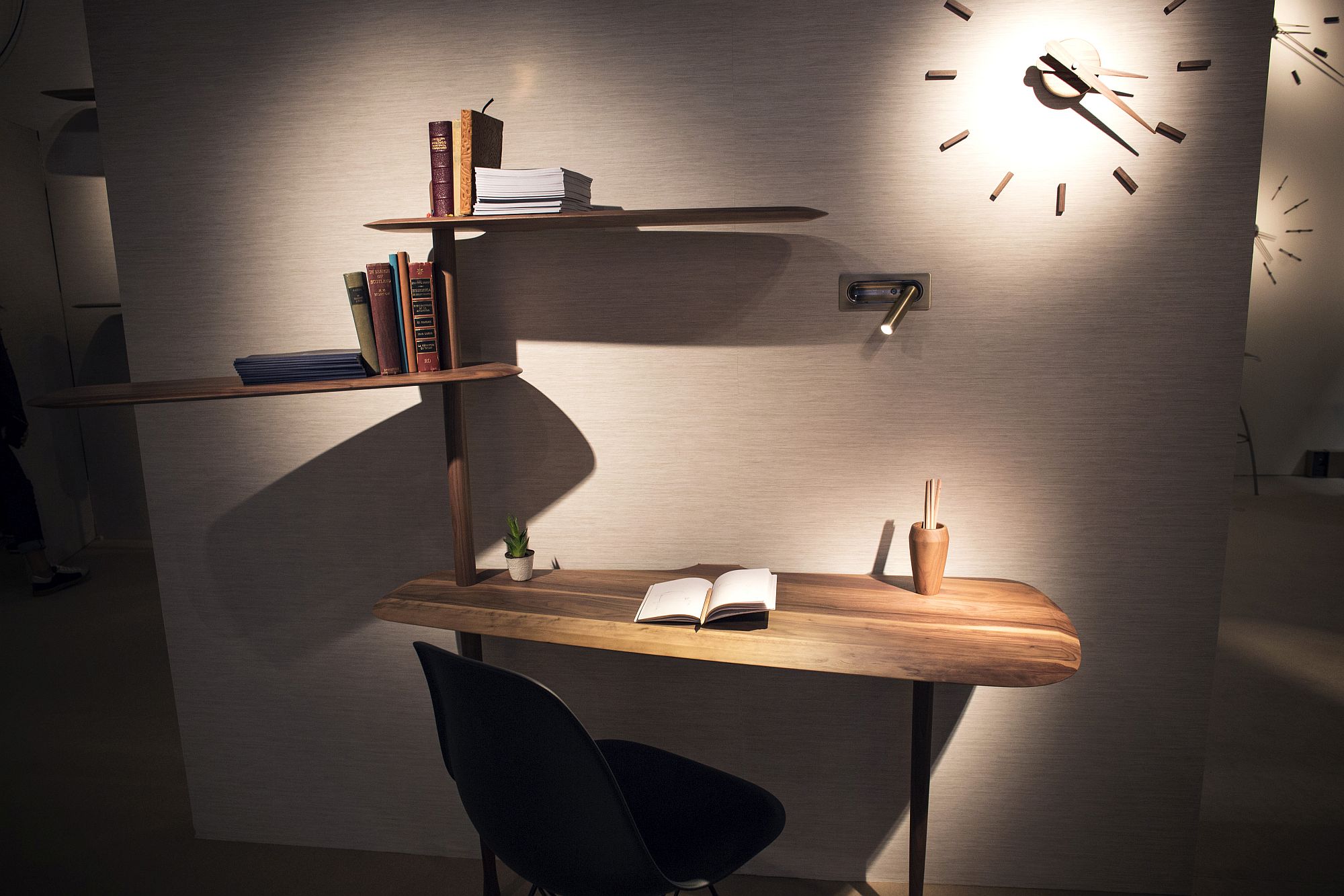 Innovative-desk-from-Unica-Collection-for-the-space-savvy-workzone