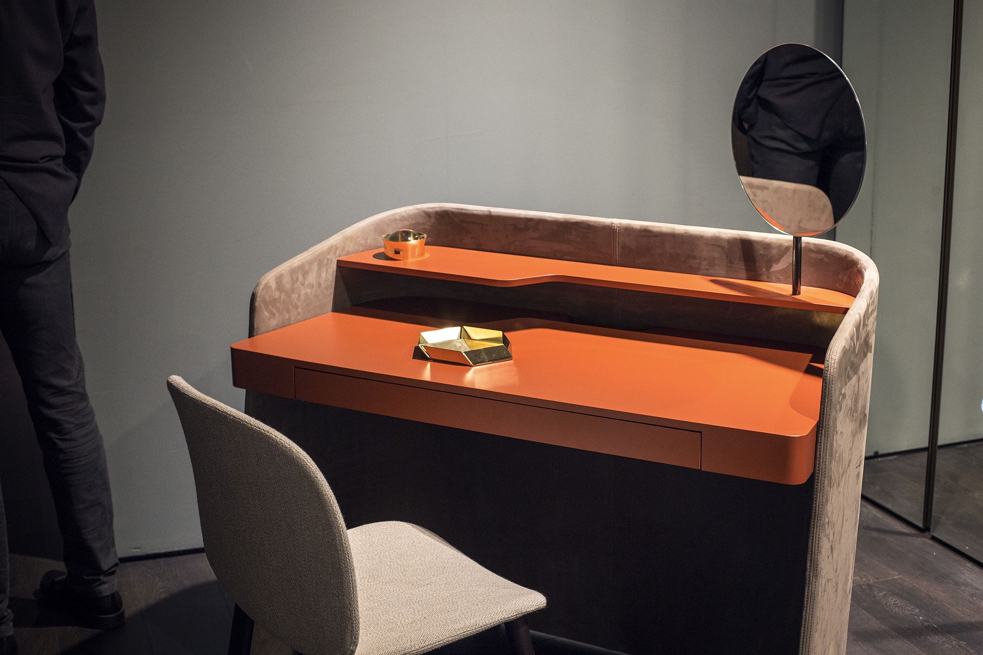 Touch-of-orange-for-the-workdesk-from-Pianca